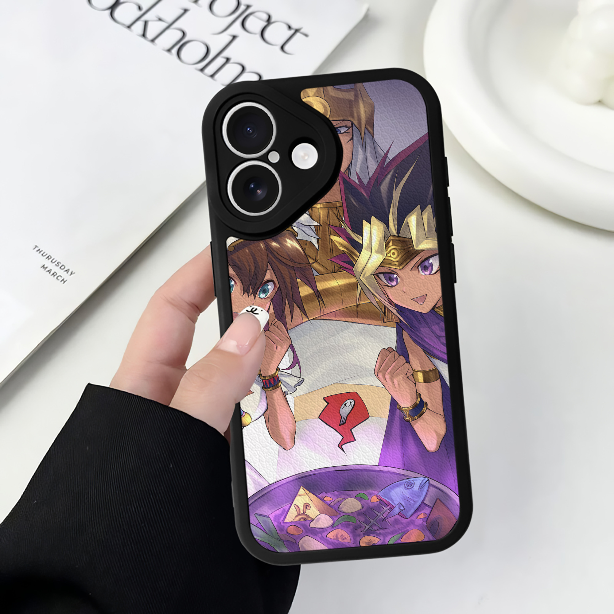 （画像用） 遊☆戯☆王 Yu-Gi-Oh! 【iPhone 16シリーズ対応】シリコンスマホケース（レザー調） 材質：シリコン